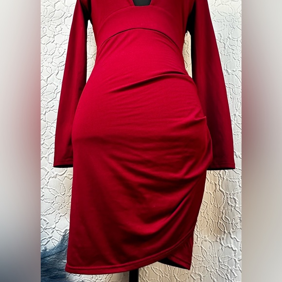 Deep V-Neck Long Sleeve Mini Red Dress with Cut out Back (M) - Picture 4 of 11